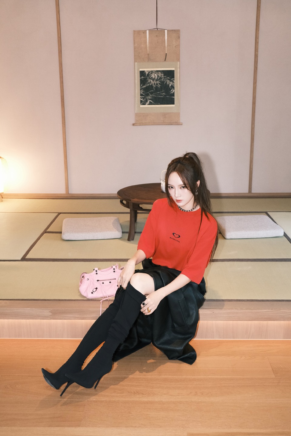 孟佳随着一袭红装 仙女辣妹酷姐的完美融合体
