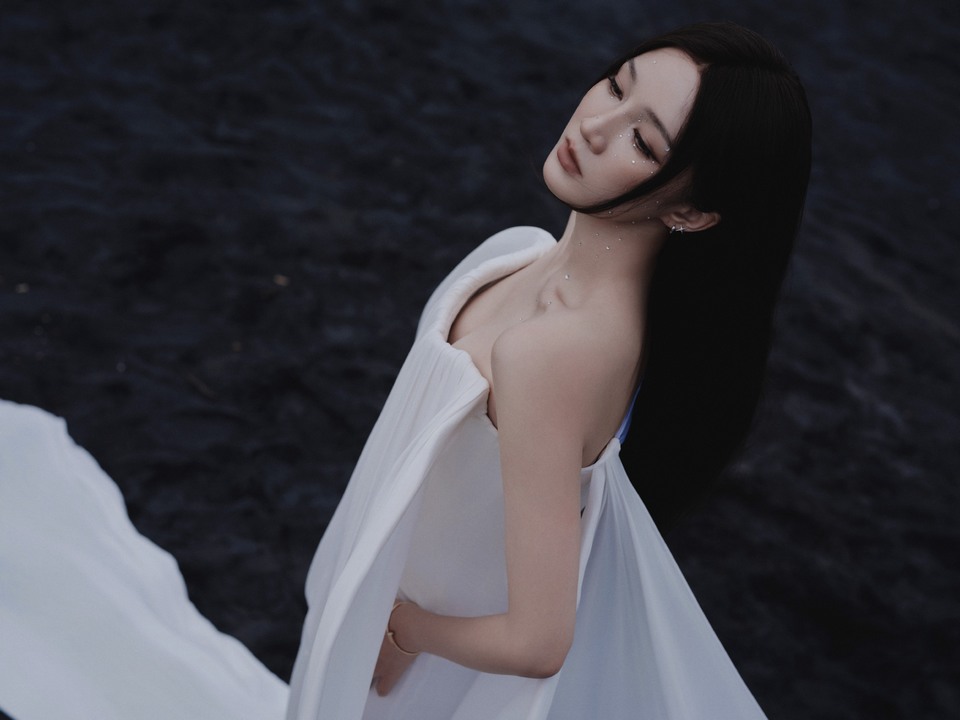孟佳如暗潮中的白鲸冲破夜色 掀起黎明浪潮翻涌