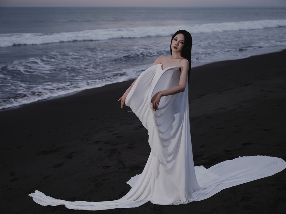 孟佳如暗潮中的白鲸冲破夜色 掀起黎明浪潮翻涌