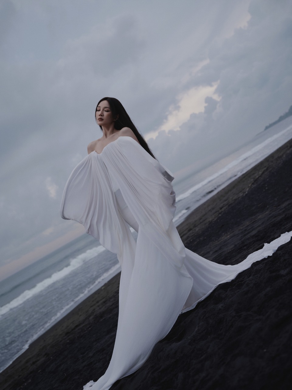 孟佳如暗潮中的白鲸冲破夜色 掀起黎明浪潮翻涌