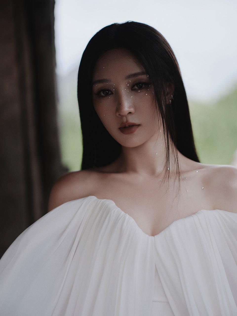 孟佳如暗潮中的白鲸冲破夜色 掀起黎明浪潮翻涌