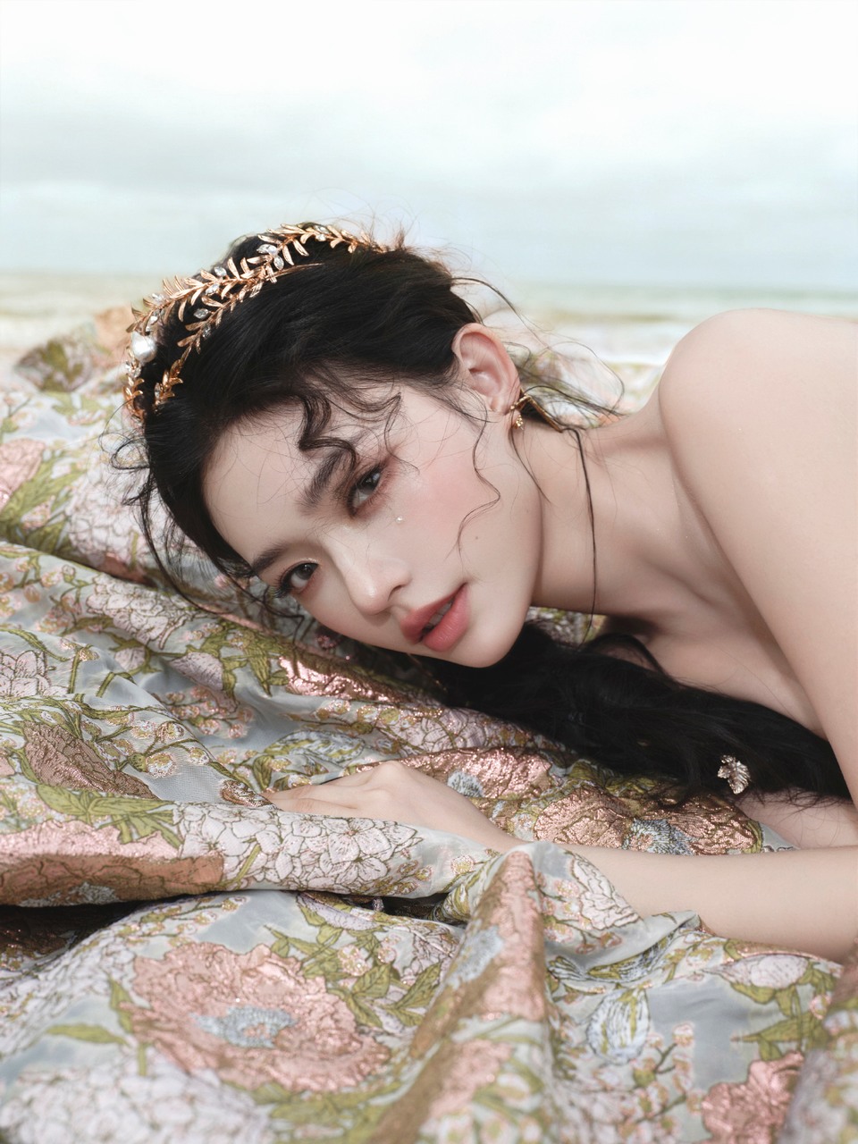 林允立于海雾蜃景中的时光裂隙 加冕光晕织就的王冠  第2张