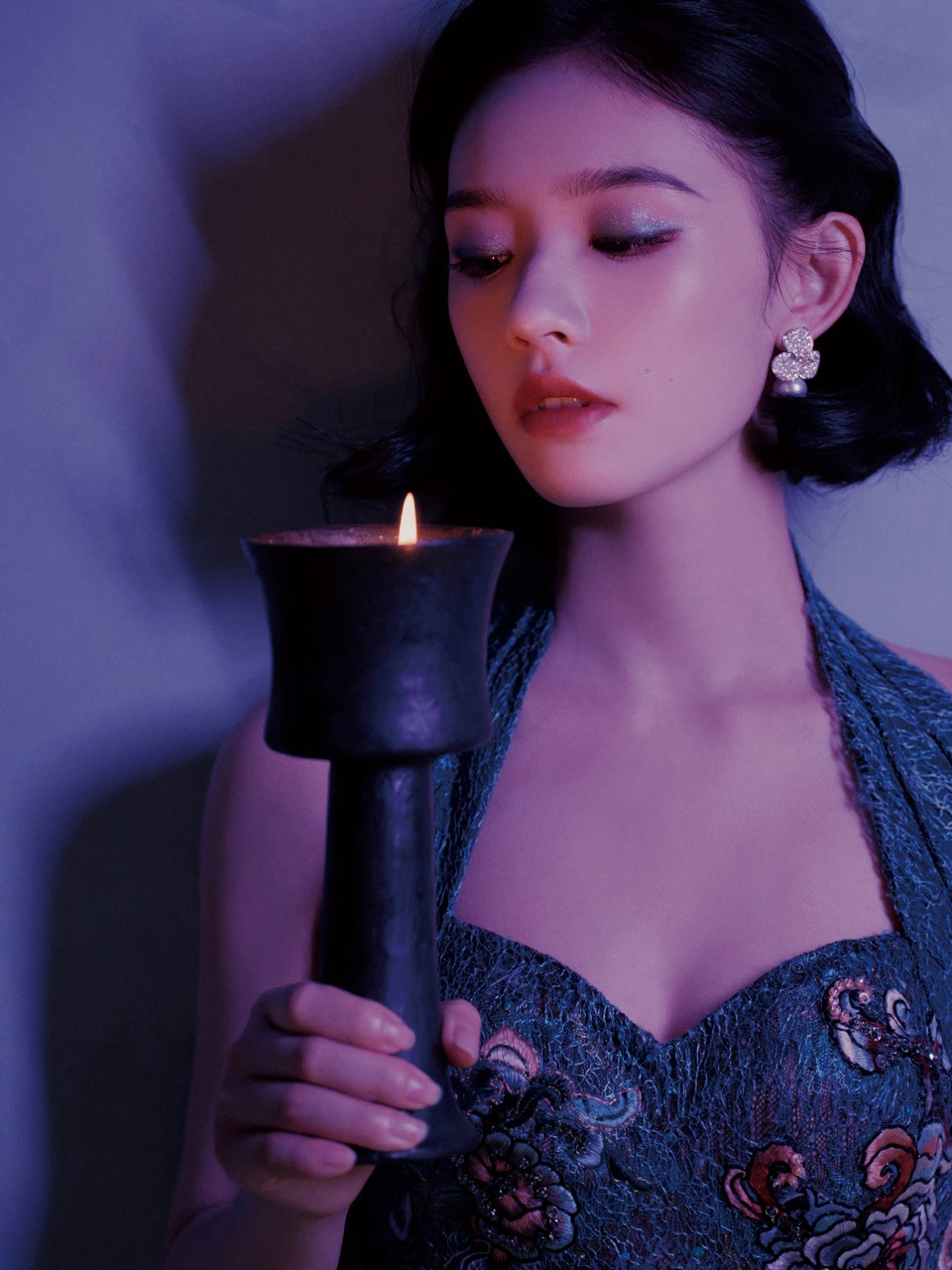 林允提灯寻路步入无声的良夜 明灭之间帧帧皆回响  第7张
