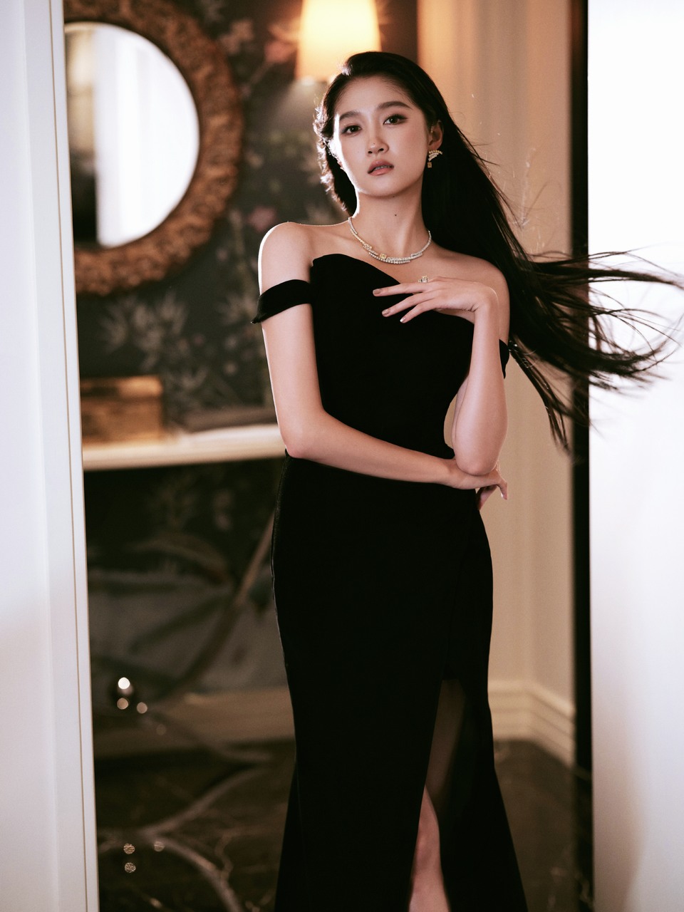 关晓彤柔美线条勾勒优雅之姿 发丝飘动诠释本我态度  第7张