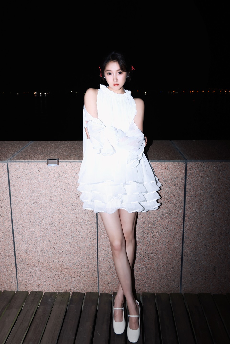 关晓彤闪耀静谧的夜 身后是一望无际的大海  第4张