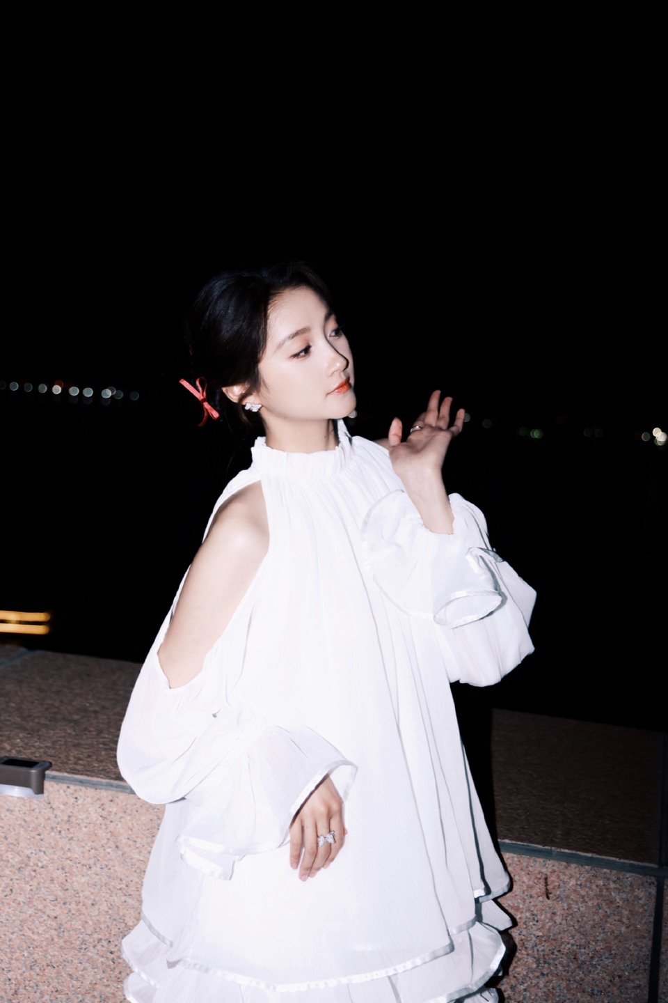 关晓彤闪耀静谧的夜 身后是一望无际的大海  第7张