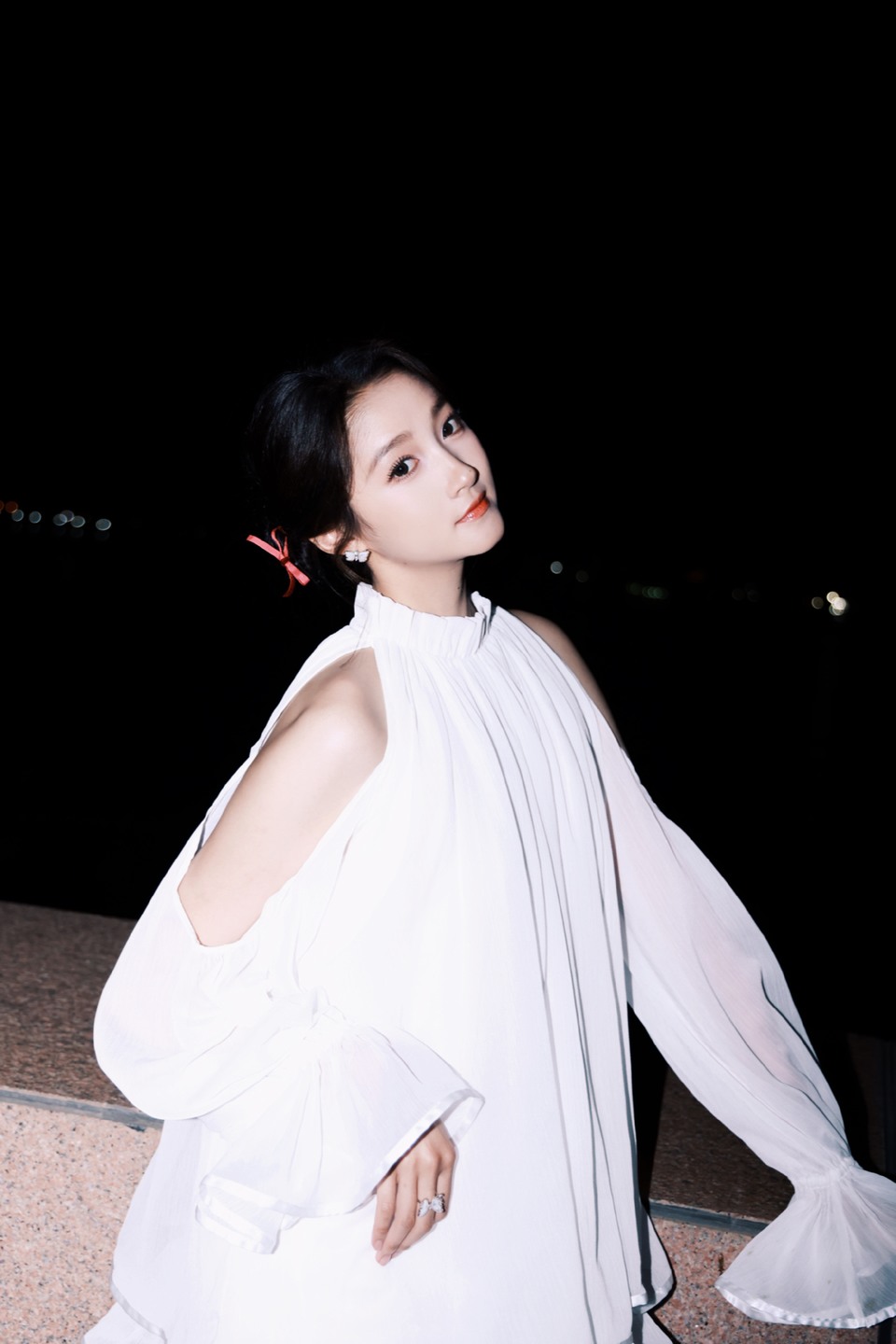 关晓彤闪耀静谧的夜 身后是一望无际的大海  第8张