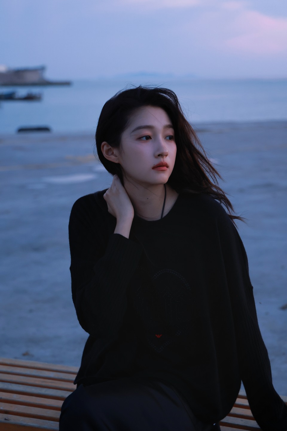 关晓彤漫步在码头 日落后的蓝调时刻美到发光  第8张