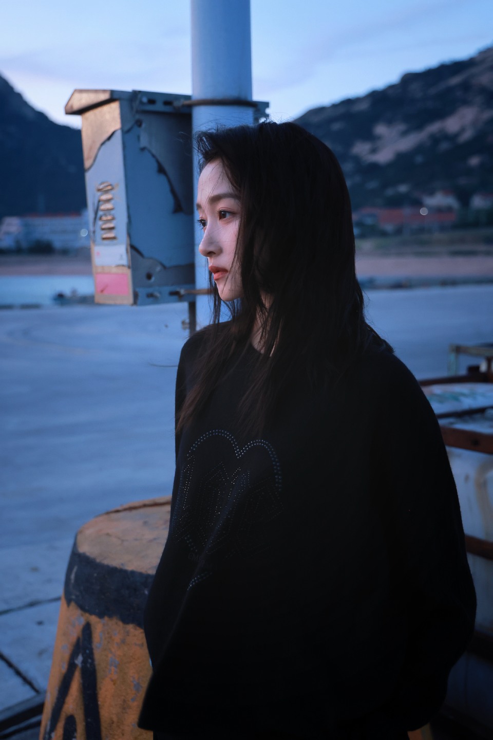关晓彤漫步在码头 日落后的蓝调时刻美到发光  第10张