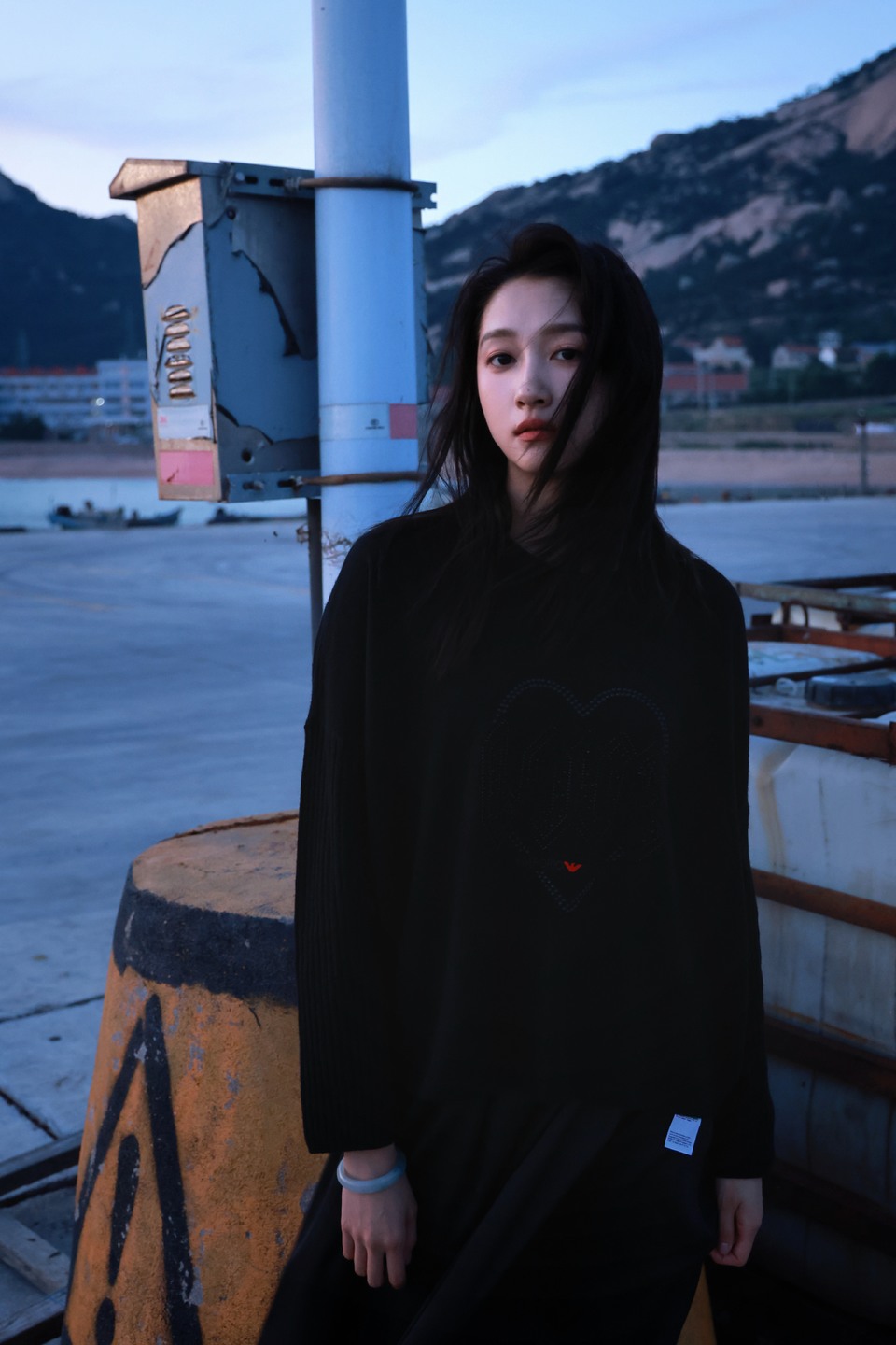 关晓彤漫步在码头 日落后的蓝调时刻美到发光  第6张