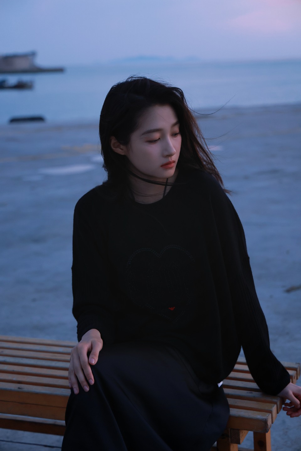 关晓彤漫步在码头 日落后的蓝调时刻美到发光  第9张
