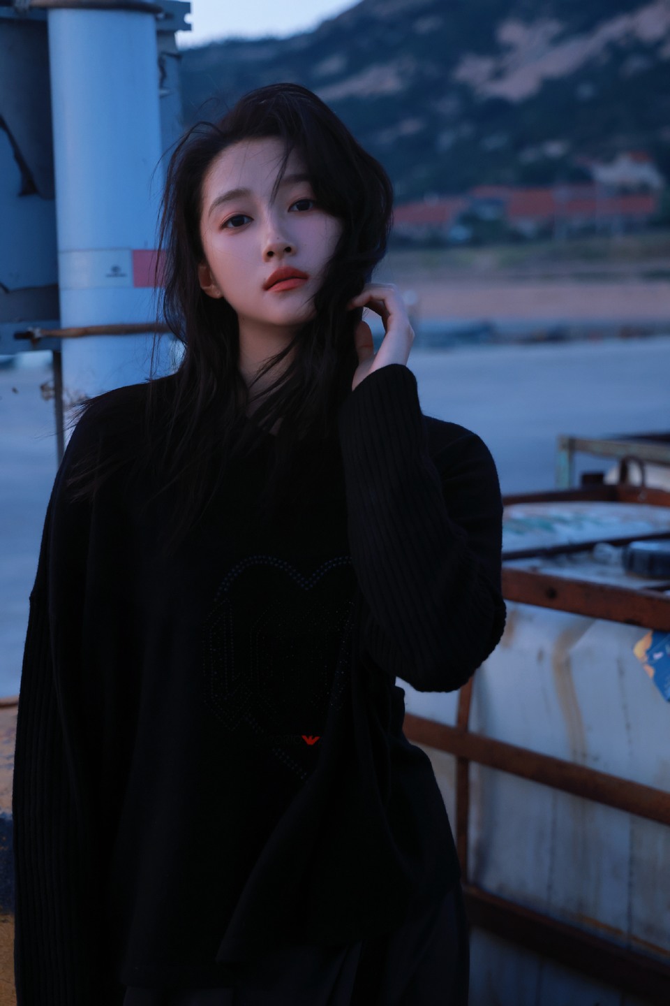 关晓彤漫步在码头 日落后的蓝调时刻美到发光  第7张