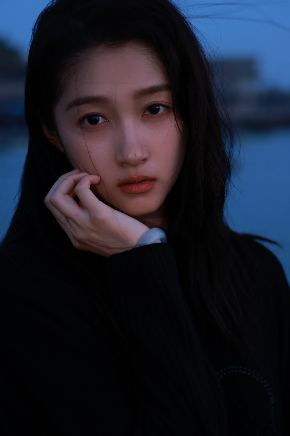 关晓彤漫步在码头 日落后的蓝调时刻美到发光  第5张