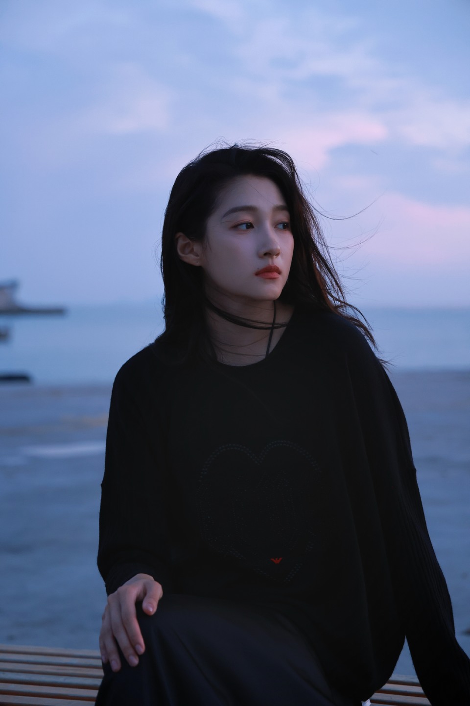 关晓彤漫步在码头 日落后的蓝调时刻美到发光  第4张