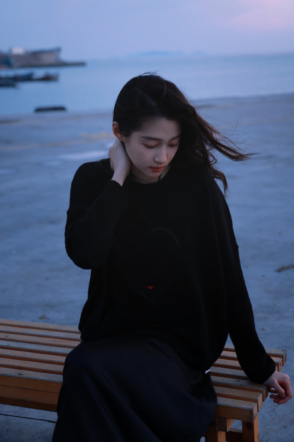 关晓彤漫步在码头 日落后的蓝调时刻美到发光