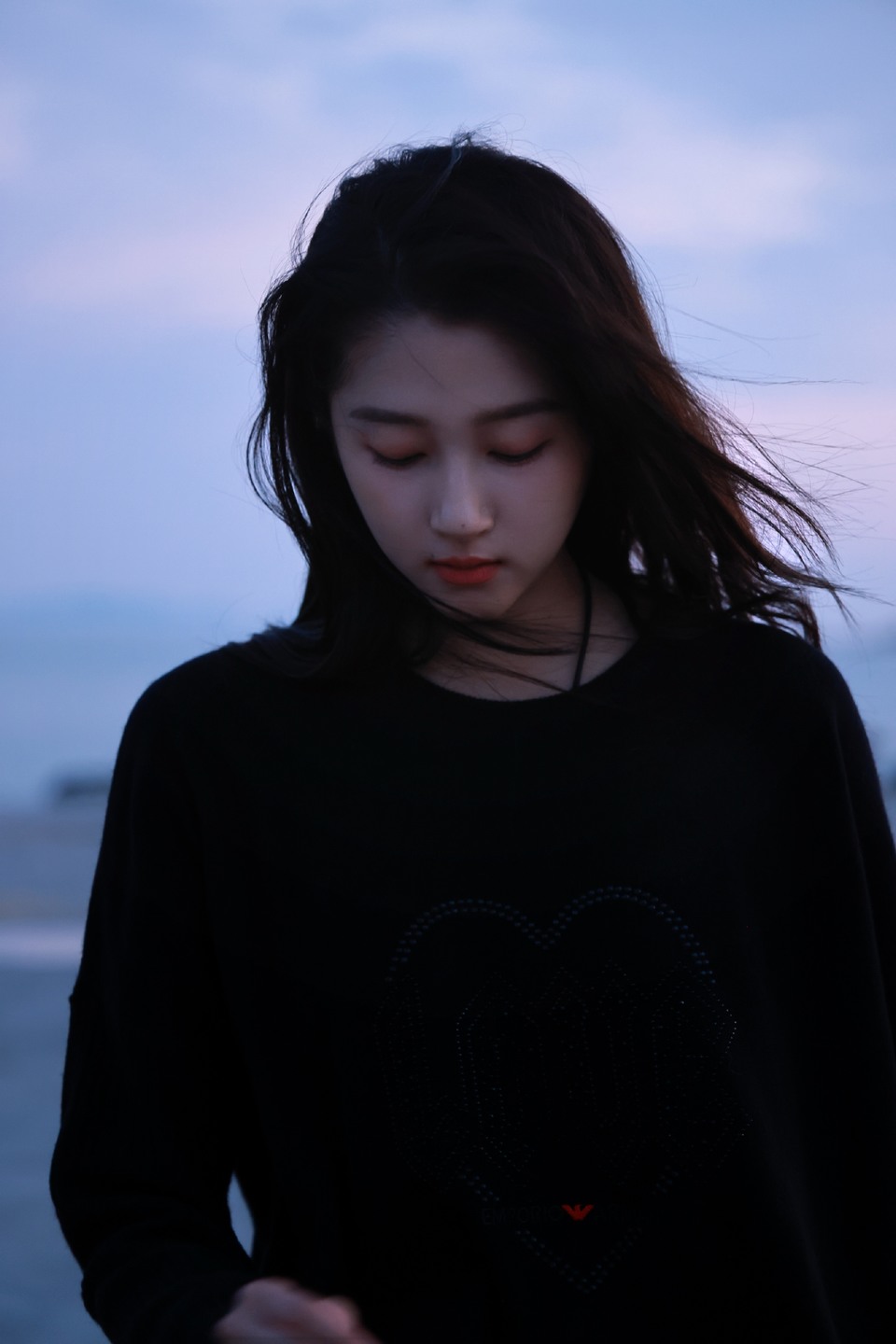 关晓彤漫步在码头 日落后的蓝调时刻美到发光  第2张