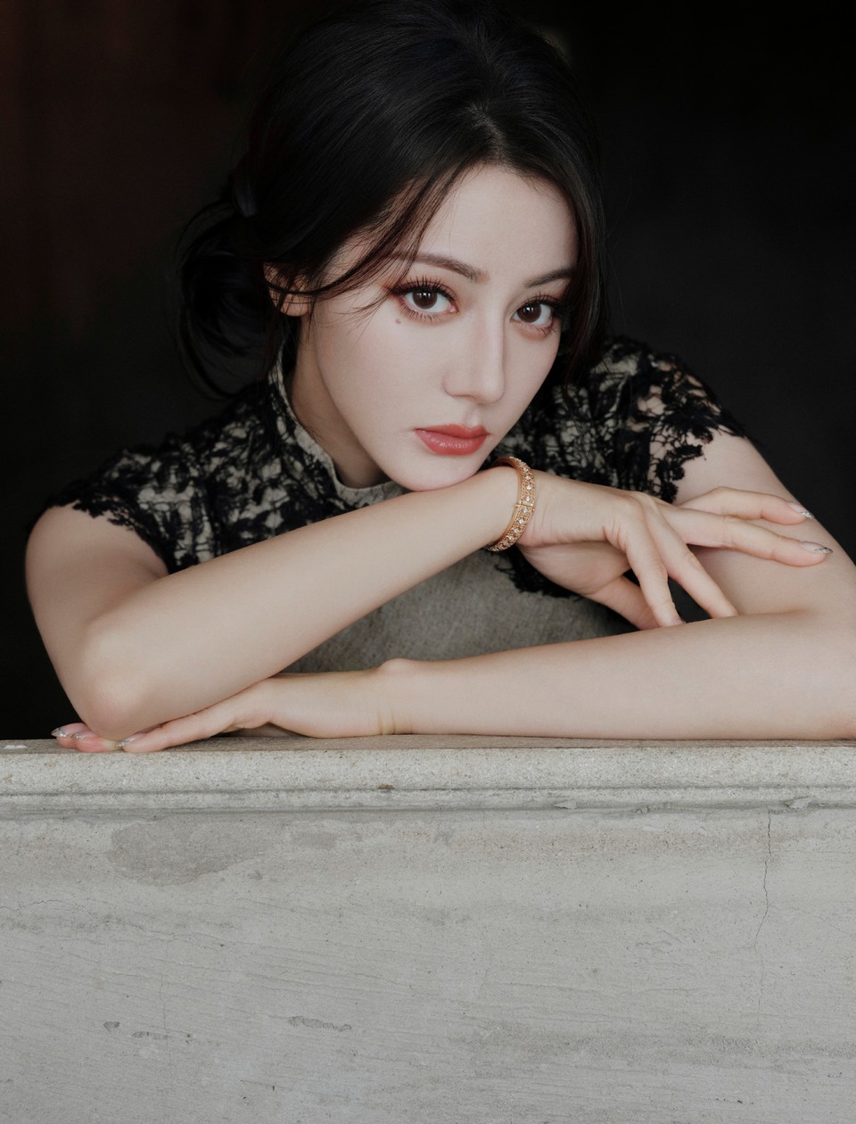 迪丽热巴一隅闲静自在如此 雅致气韵翩然若现  第7张