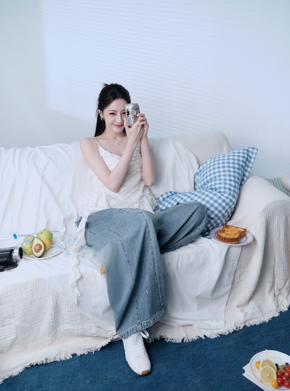 迪丽热巴清爽蓝白色系 尽享慵懒惬意时光  第7张