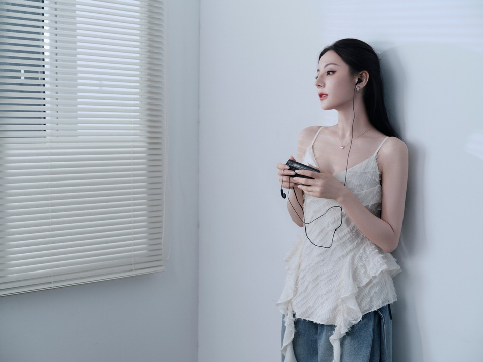迪丽热巴清爽蓝白色系 尽享慵懒惬意时光  第4张