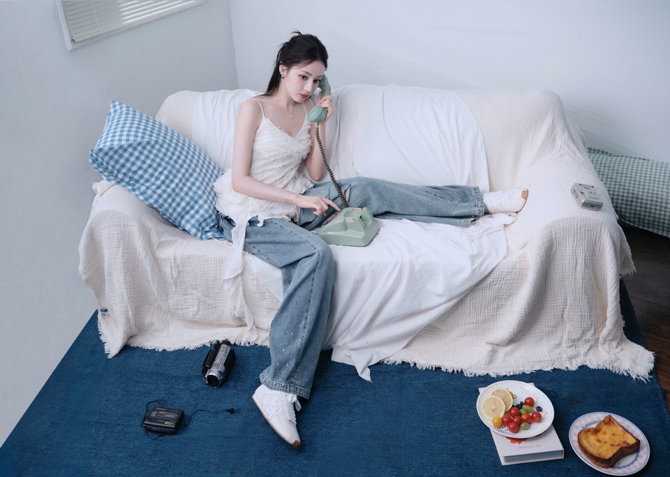 迪丽热巴清爽蓝白色系 尽享慵懒惬意时光