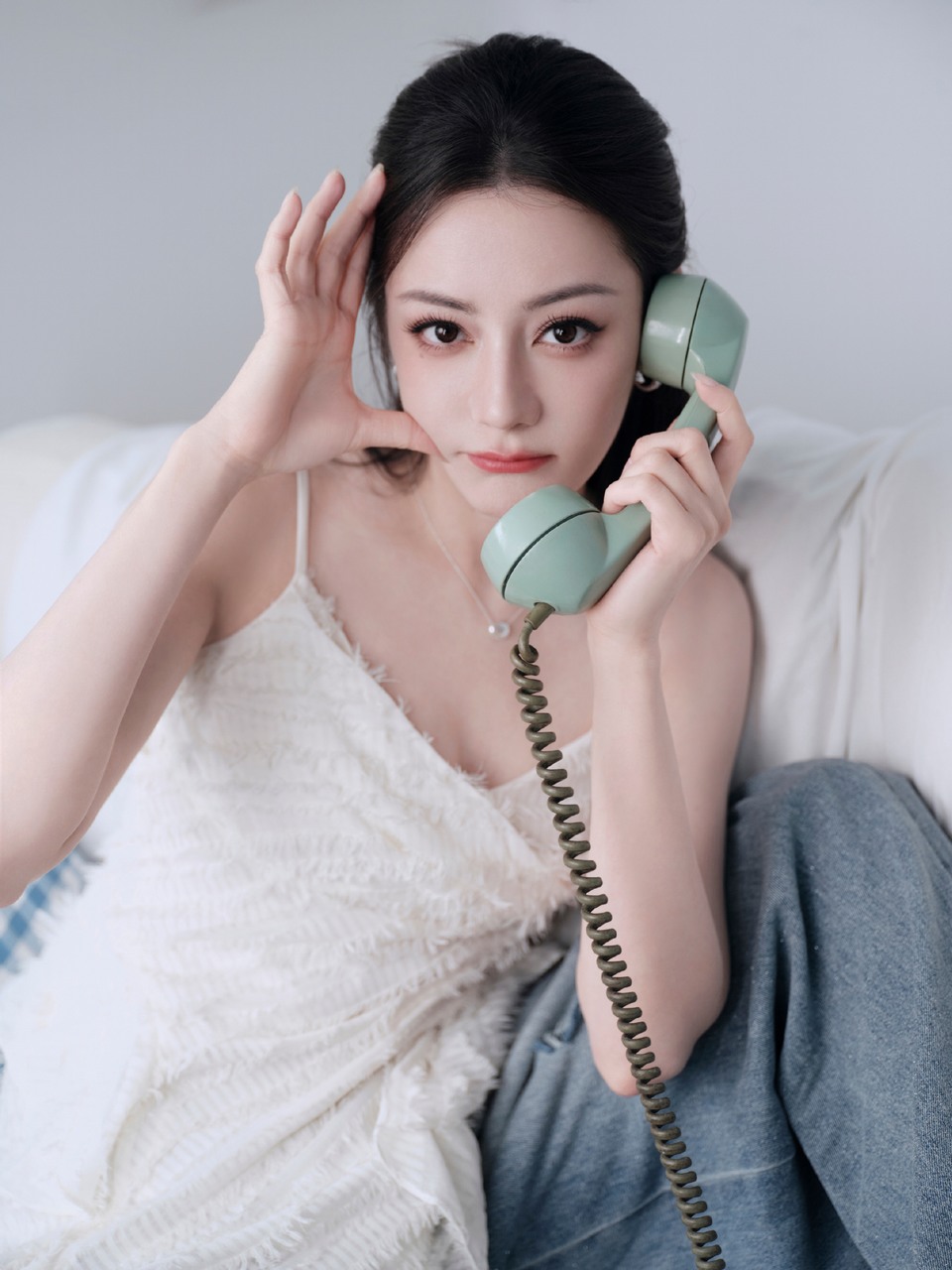 迪丽热巴清爽蓝白色系 尽享慵懒惬意时光  第2张
