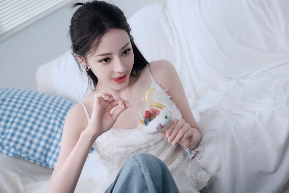 迪丽热巴清爽蓝白色系 尽享慵懒惬意时光  第10张