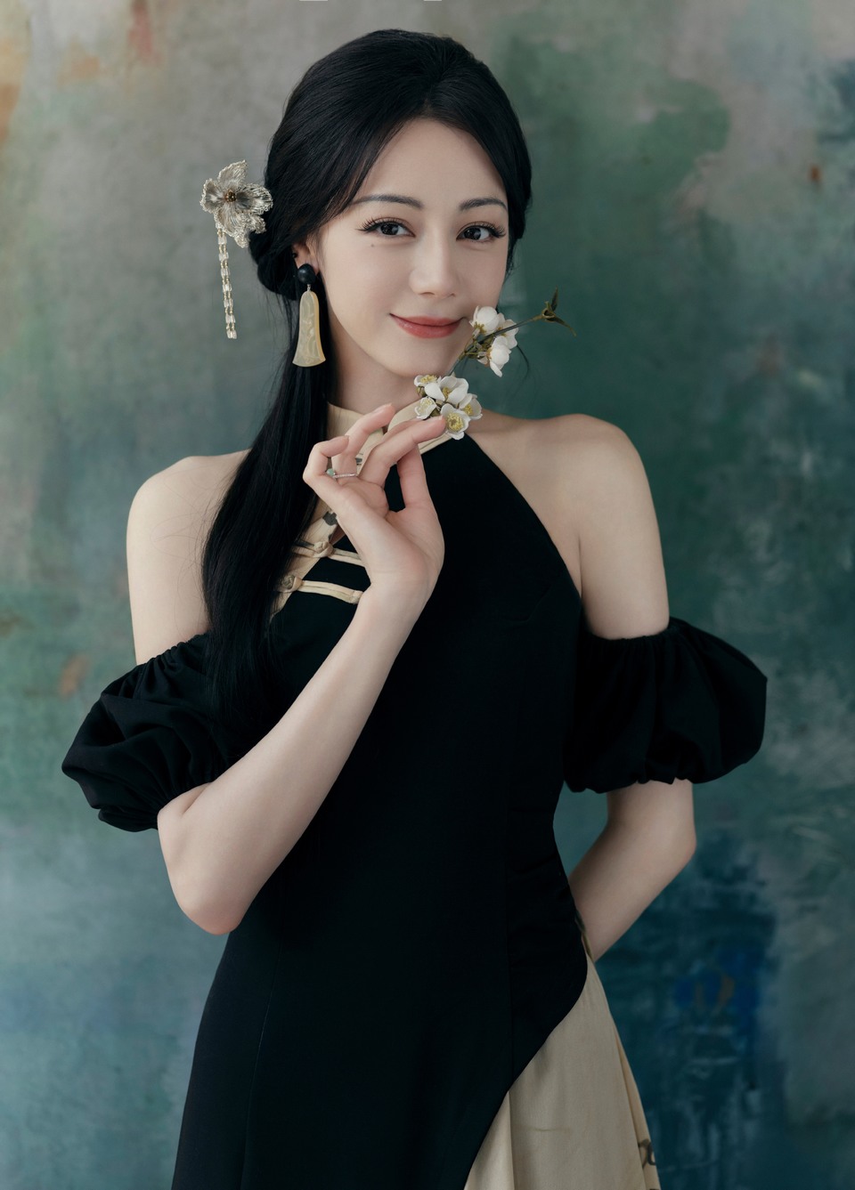 迪丽热巴水墨光影交错 挥扇半掩花枝展清绝  第6张