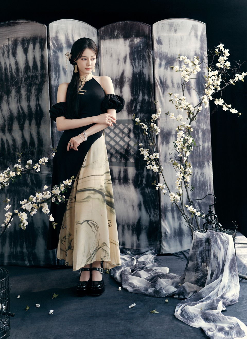 迪丽热巴水墨光影交错 挥扇半掩花枝展清绝  第2张