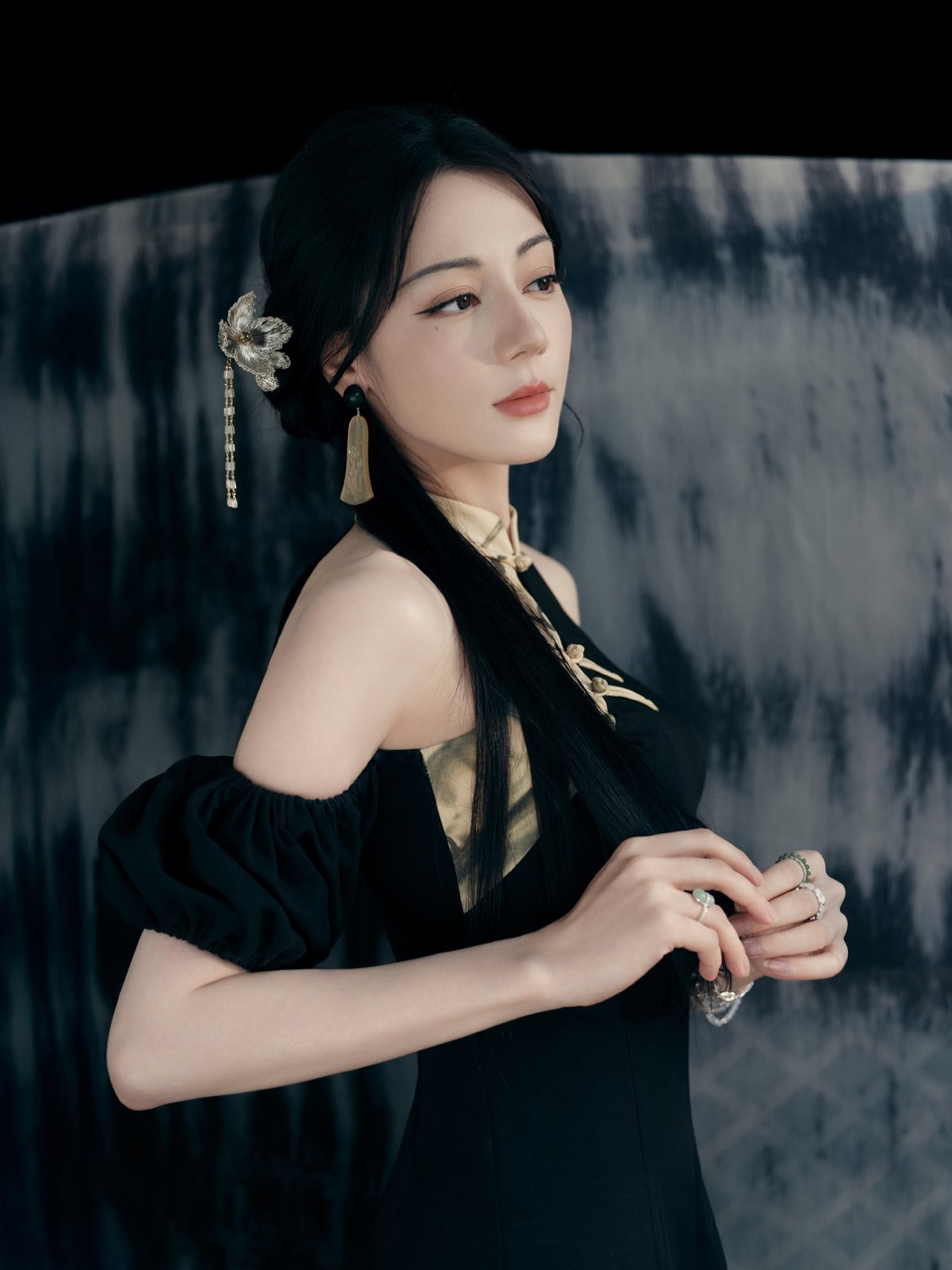 迪丽热巴水墨光影交错 挥扇半掩花枝展清绝  第9张