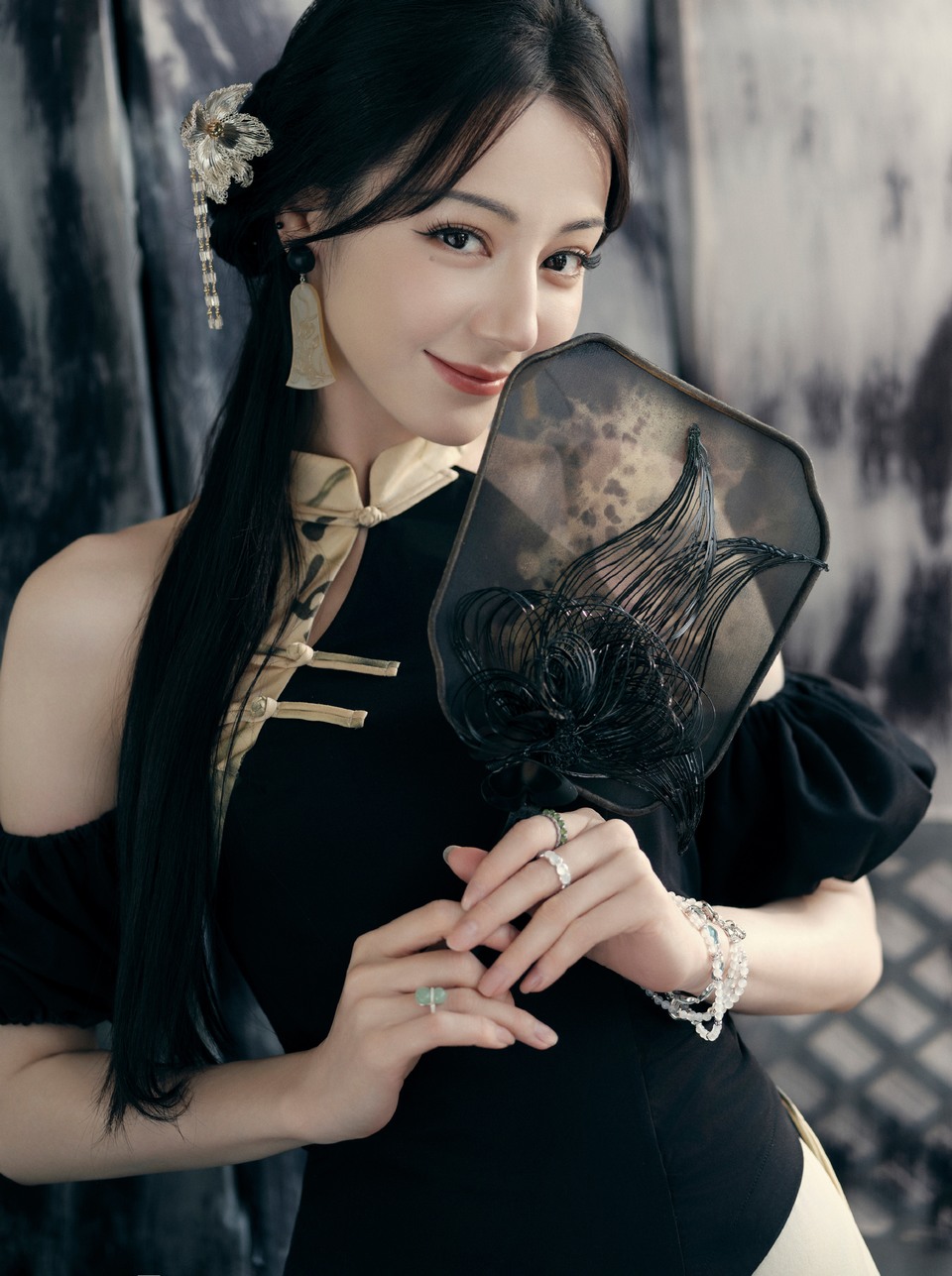 迪丽热巴水墨光影交错 挥扇半掩花枝展清绝  第8张