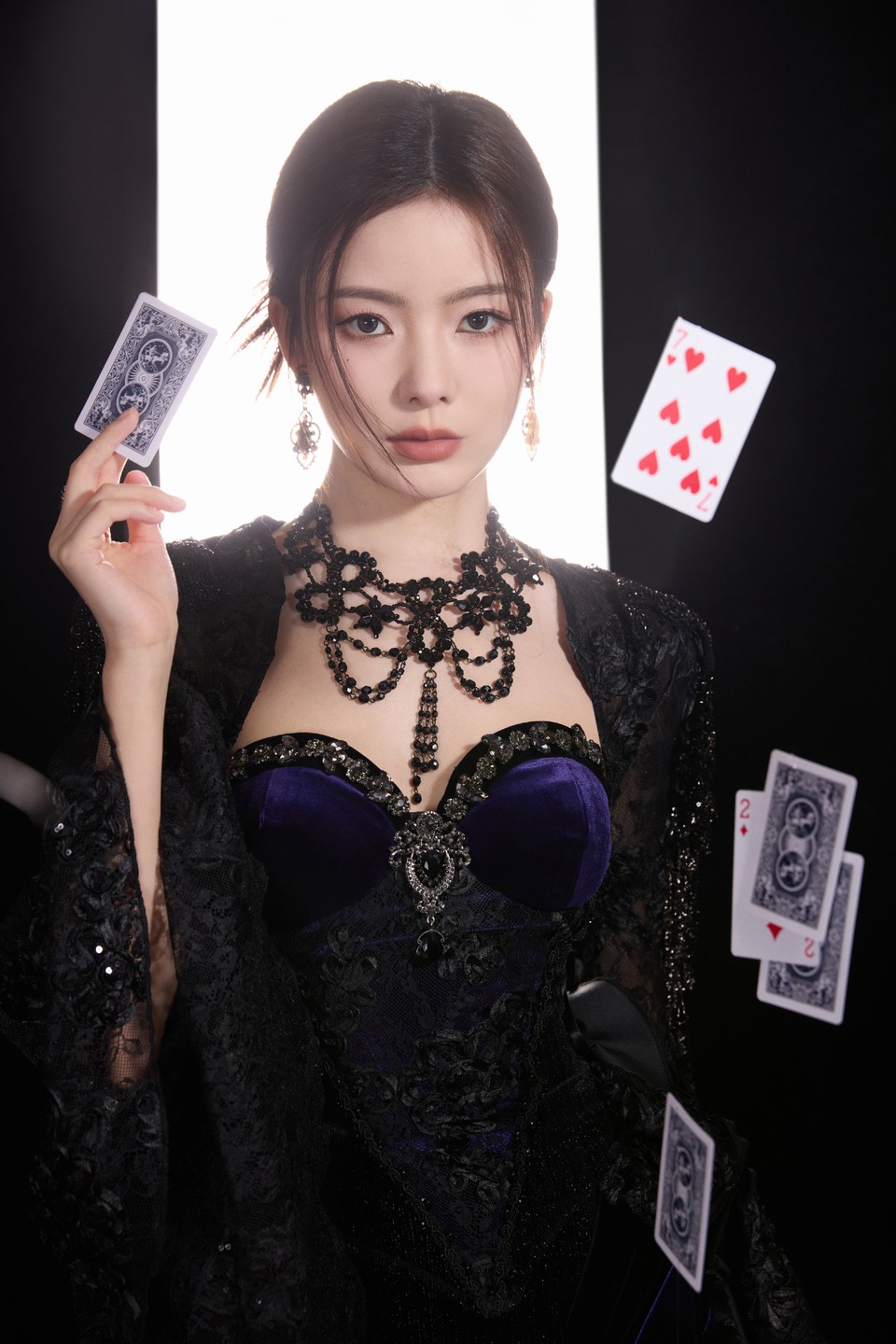 陈卓璇烟雾与光影交织中 以华丽造型解锁暗夜绮想  第8张