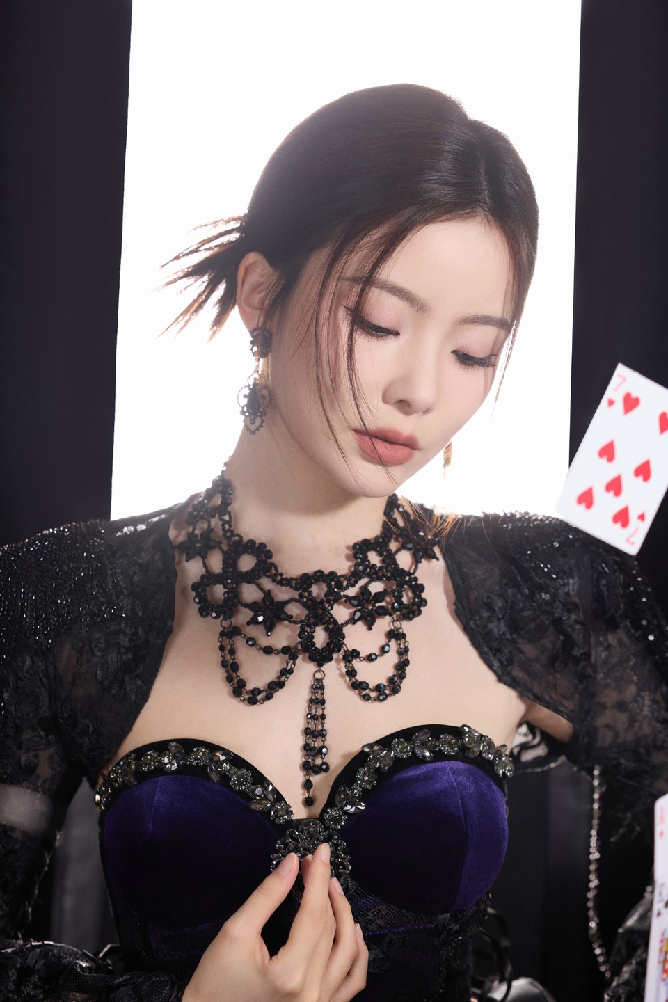 陈卓璇烟雾与光影交织中 以华丽造型解锁暗夜绮想  第9张