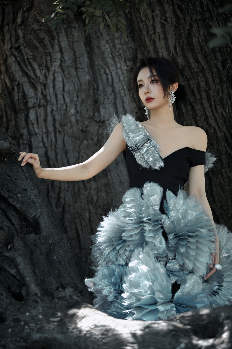 喻言胸前裙摆盛开花朵 民间折纸艺术质朴灵动  第10张