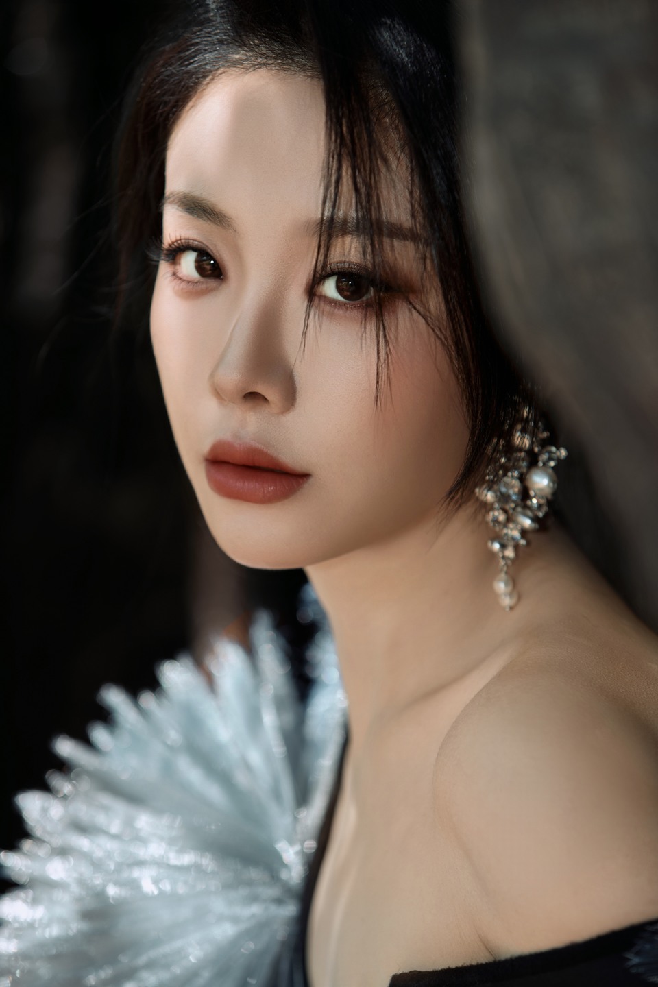 喻言胸前裙摆盛开花朵 民间折纸艺术质朴灵动  第8张