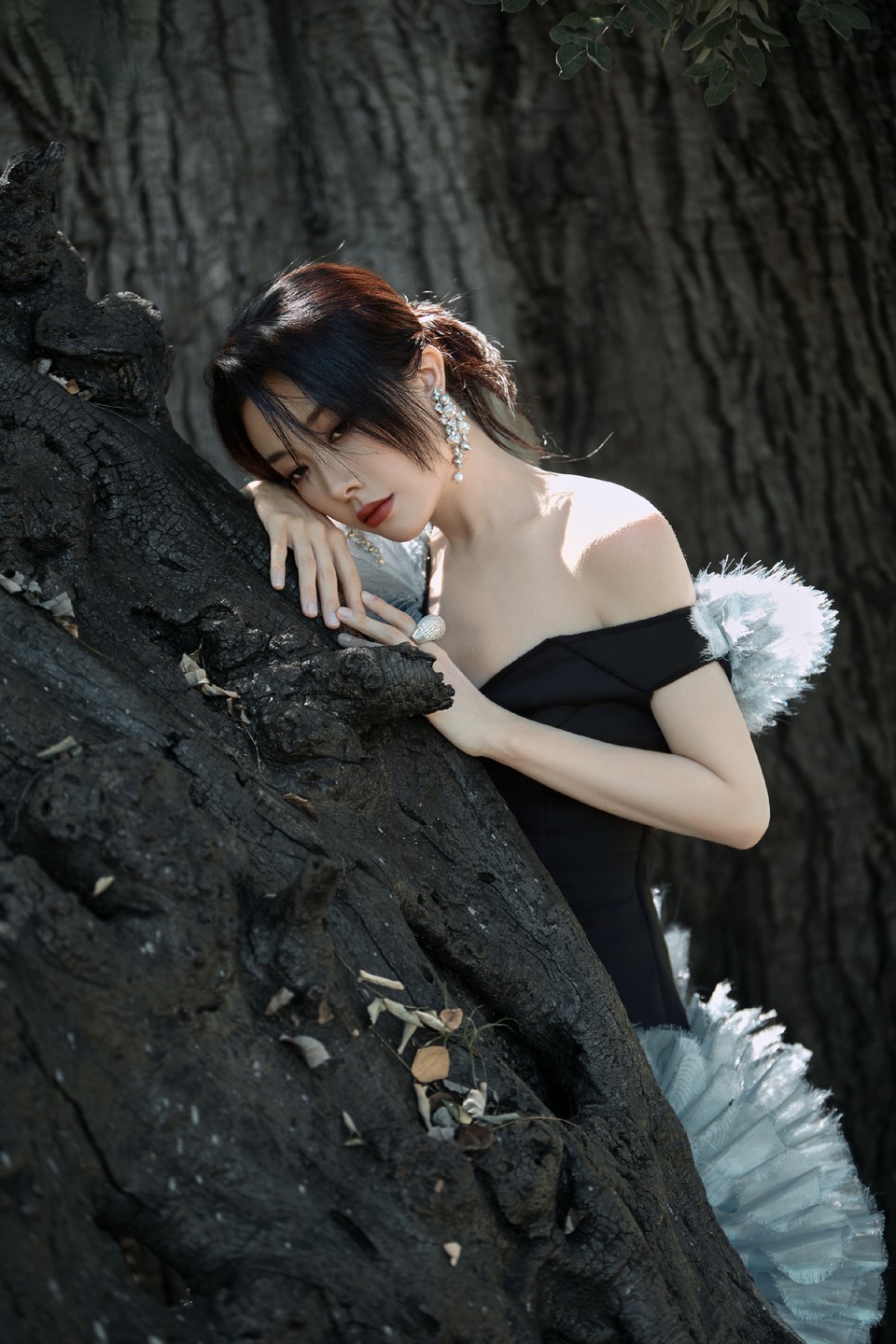 喻言胸前裙摆盛开花朵 民间折纸艺术质朴灵动  第3张