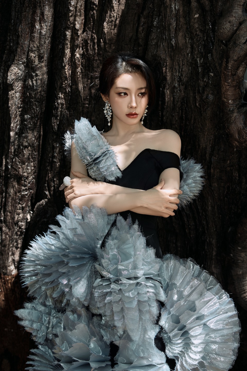 喻言胸前裙摆盛开花朵 民间折纸艺术质朴灵动  第7张