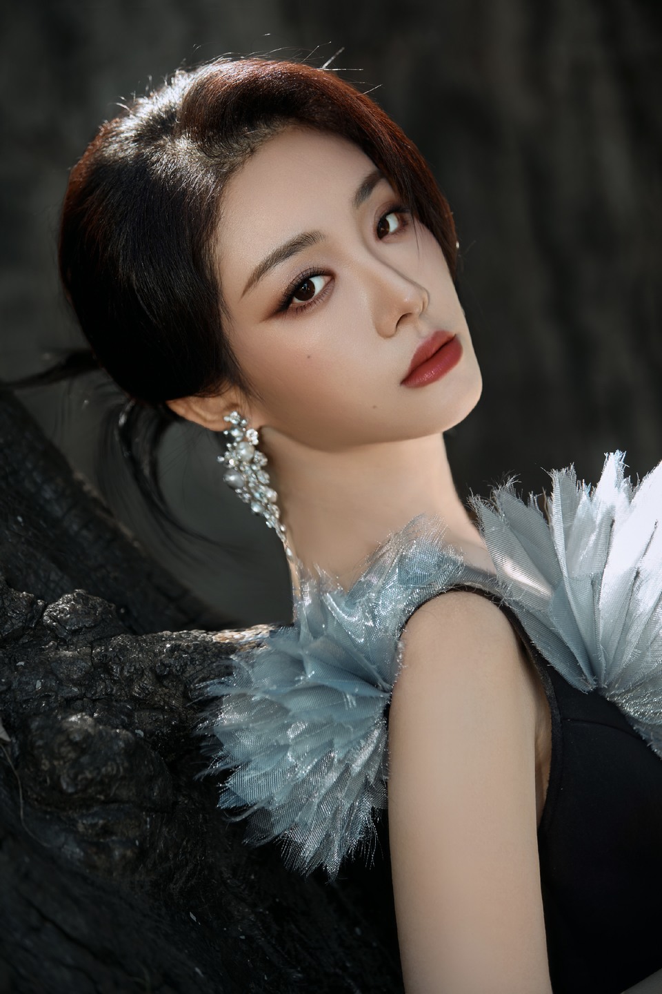 喻言胸前裙摆盛开花朵 民间折纸艺术质朴灵动  第5张