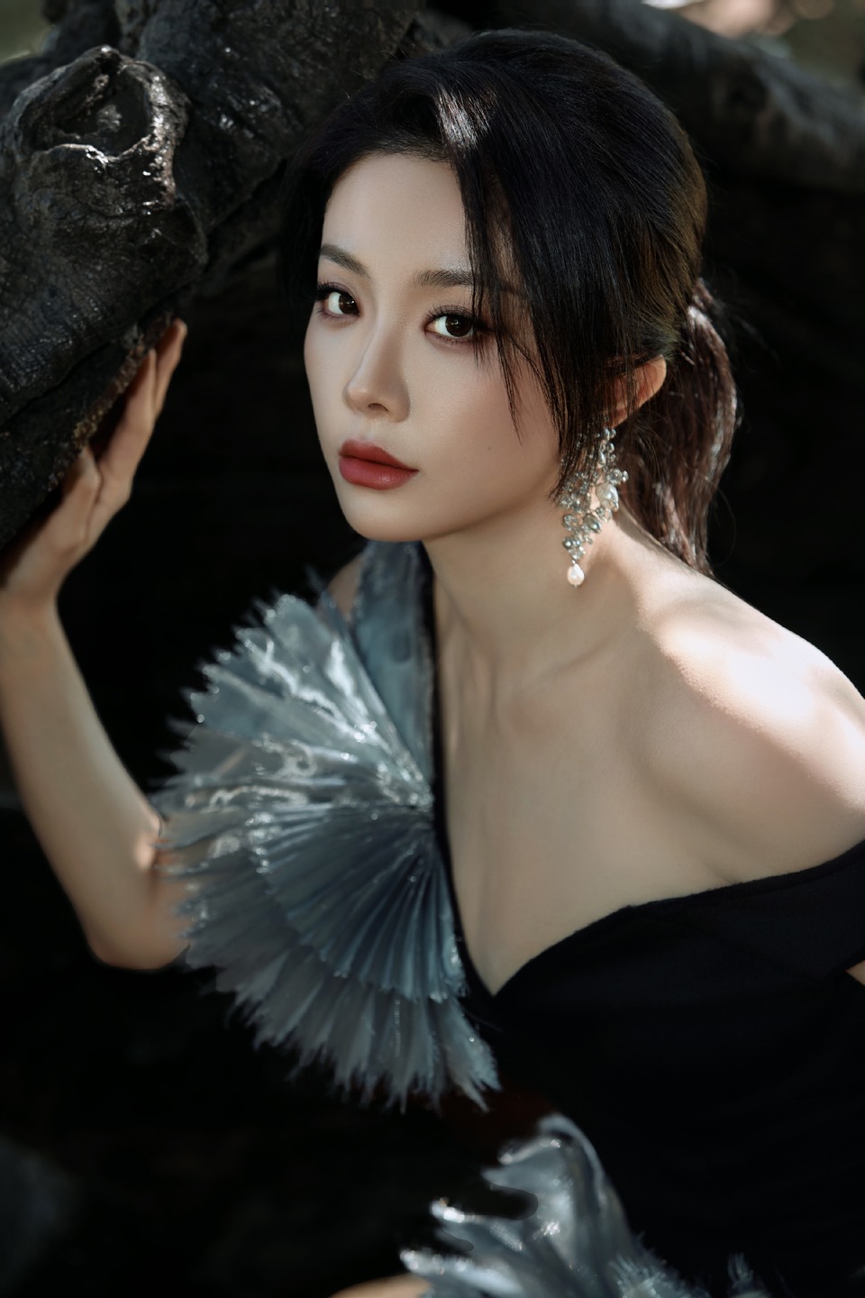 喻言胸前裙摆盛开花朵 民间折纸艺术质朴灵动  第4张