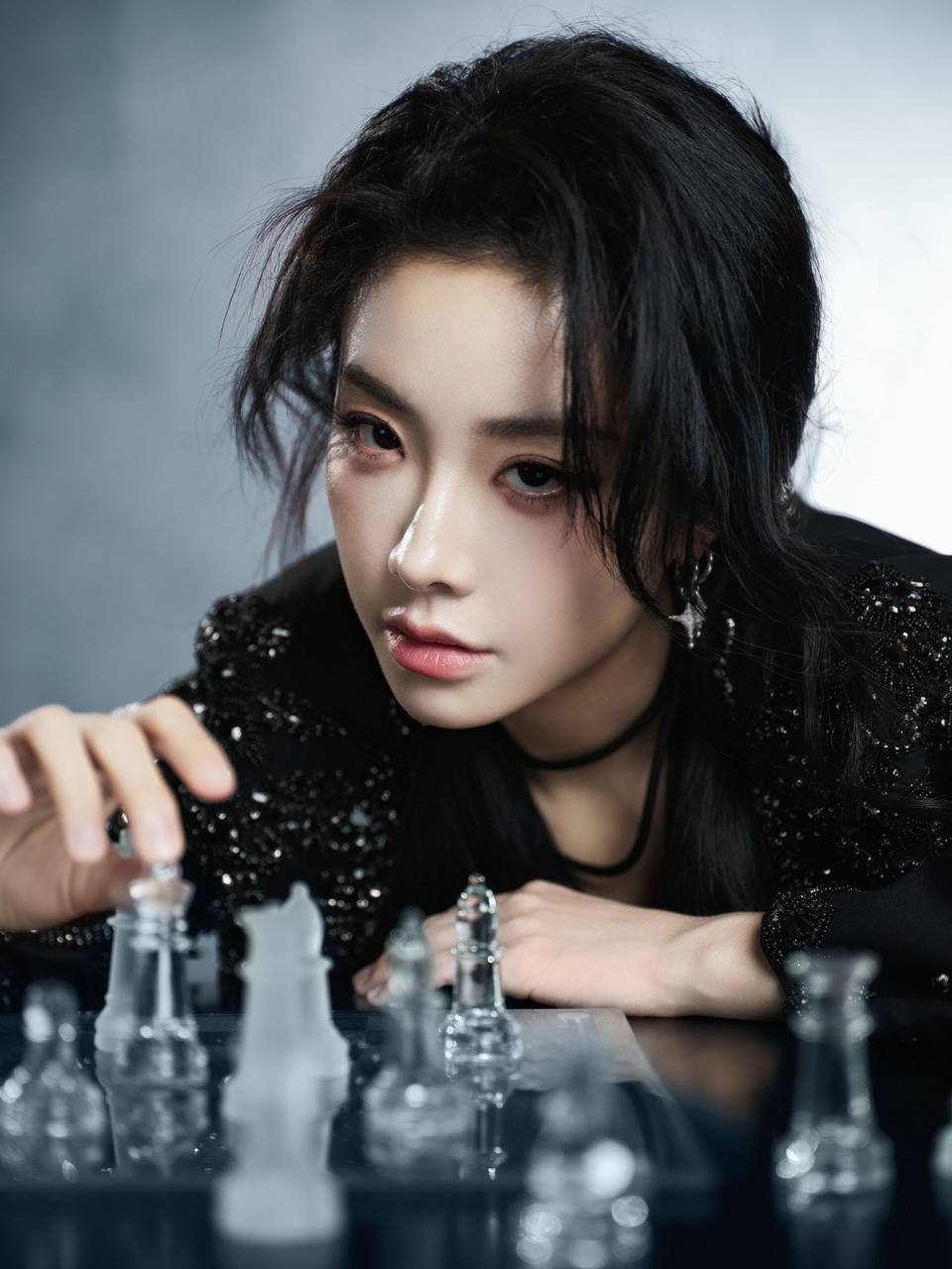 喻言笃定执棋黑曜深邃 光影跃动间定格瞬间  第6张