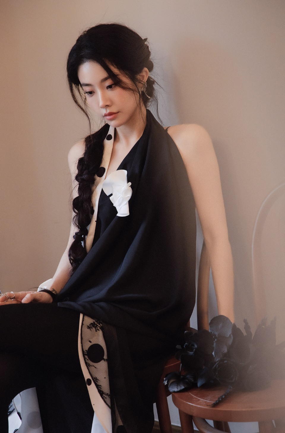 喻言绝美公主提裙 纯粹自然静享悠长时光  第2张