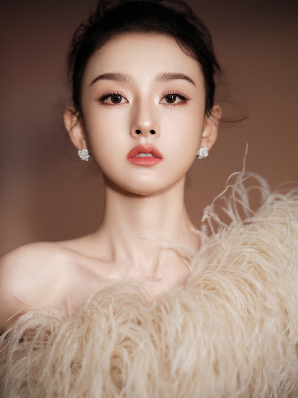 宋祖儿轻羽摇曳花蝶交映 同随风起捕捉自在瞬间  第8张