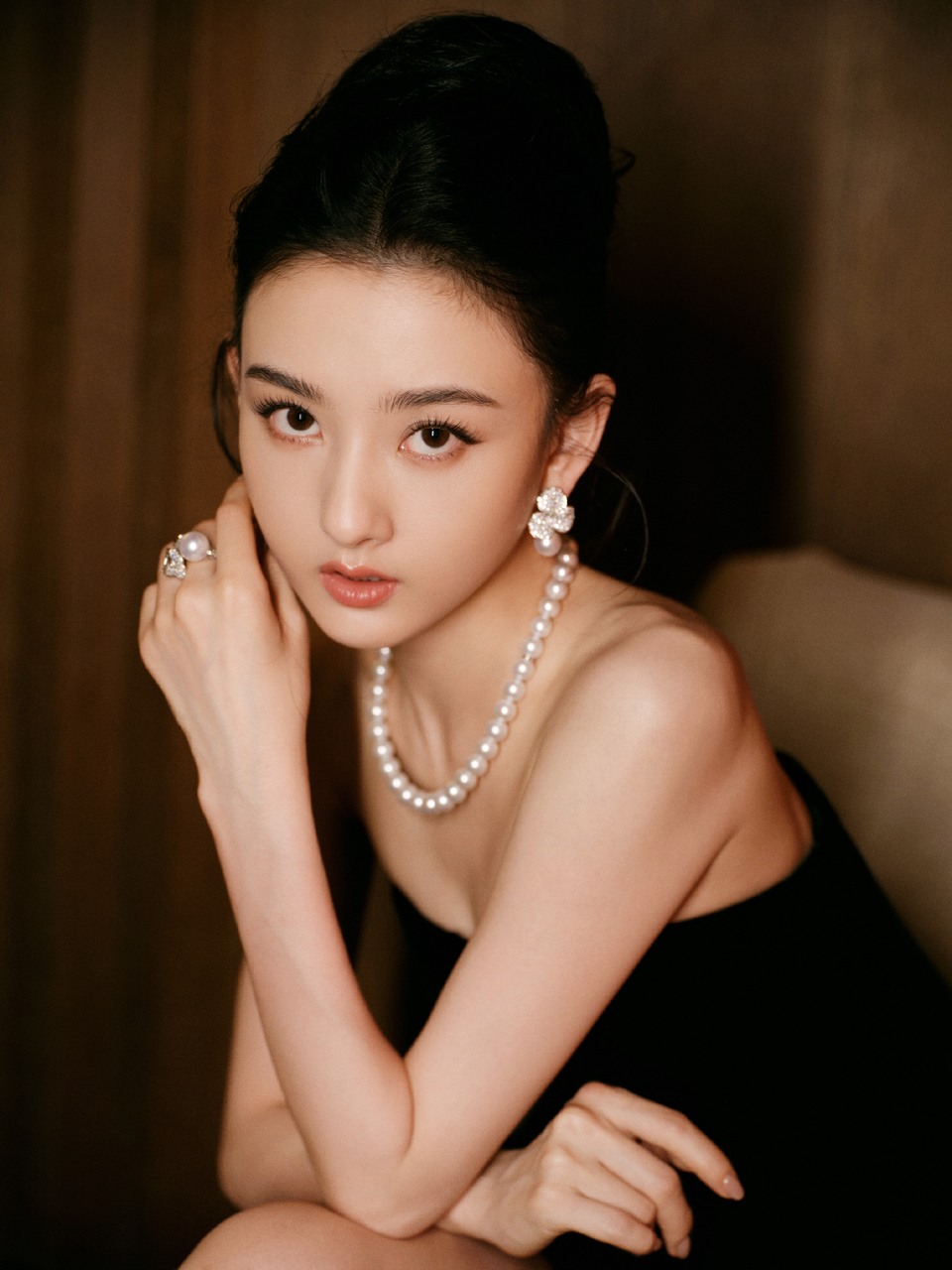 宋祖儿橙墙为笺黑裙作笔 在光影里书写奇幻故事  第9张