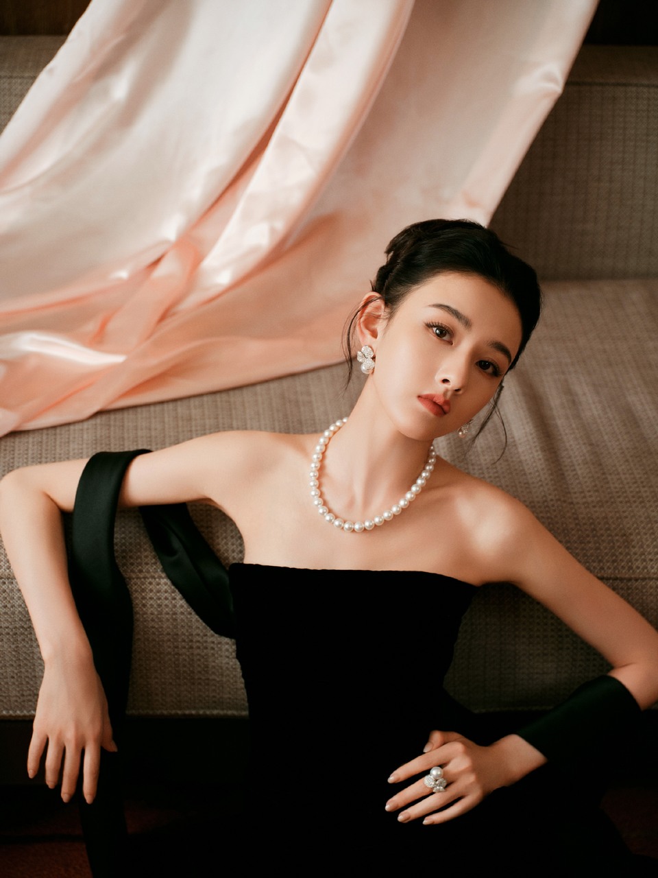 宋祖儿橙墙为笺黑裙作笔 在光影里书写奇幻故事  第8张