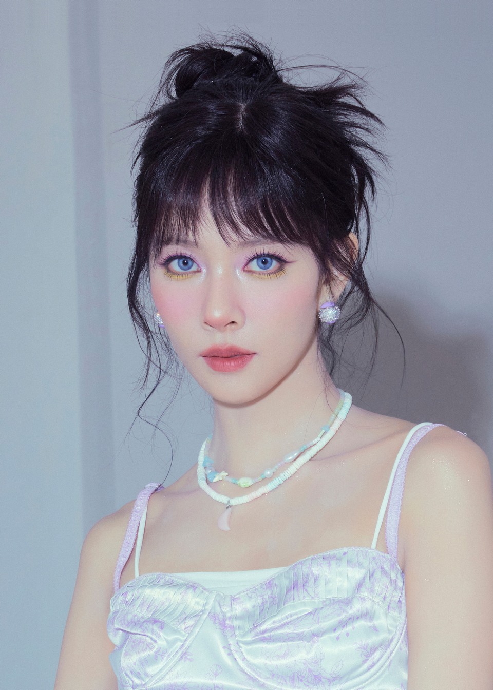 宋妍霏缎带绕肩紫纱叠层 俏皮灵动诠释满分少女力  第3张