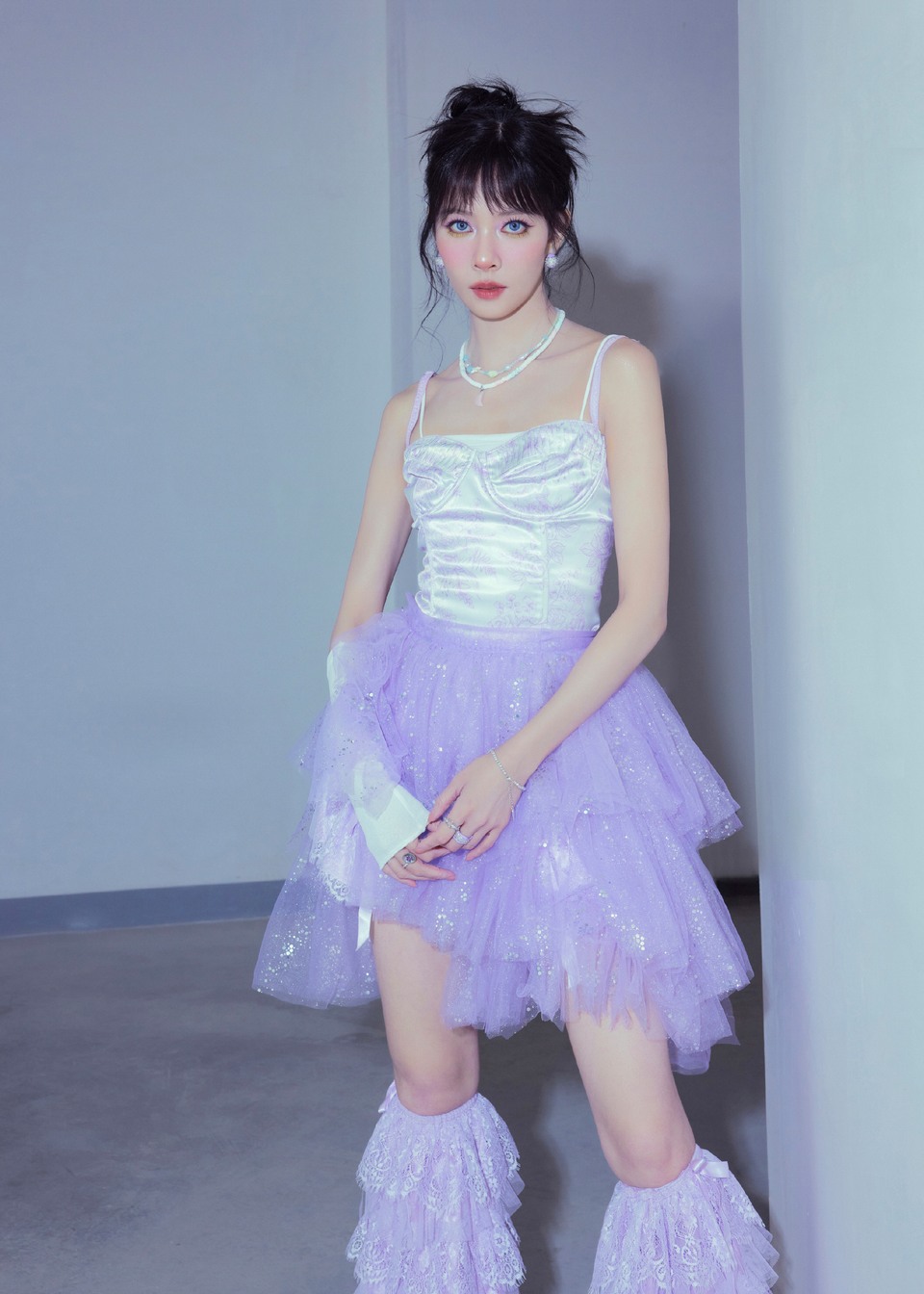 宋妍霏缎带绕肩紫纱叠层 俏皮灵动诠释满分少女力  第7张