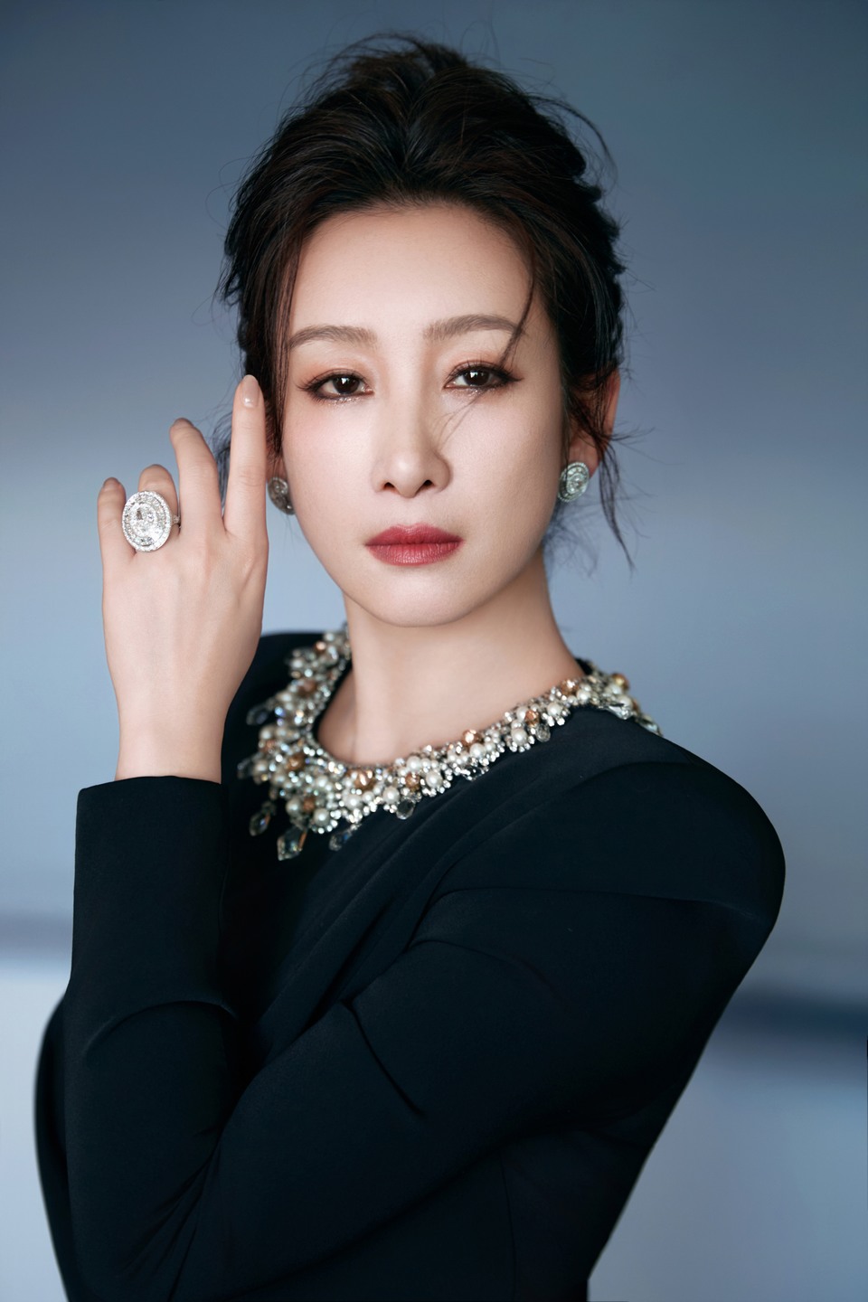 秦海璐光影入镜眼神如诉 探索恣意不拘表达  第3张