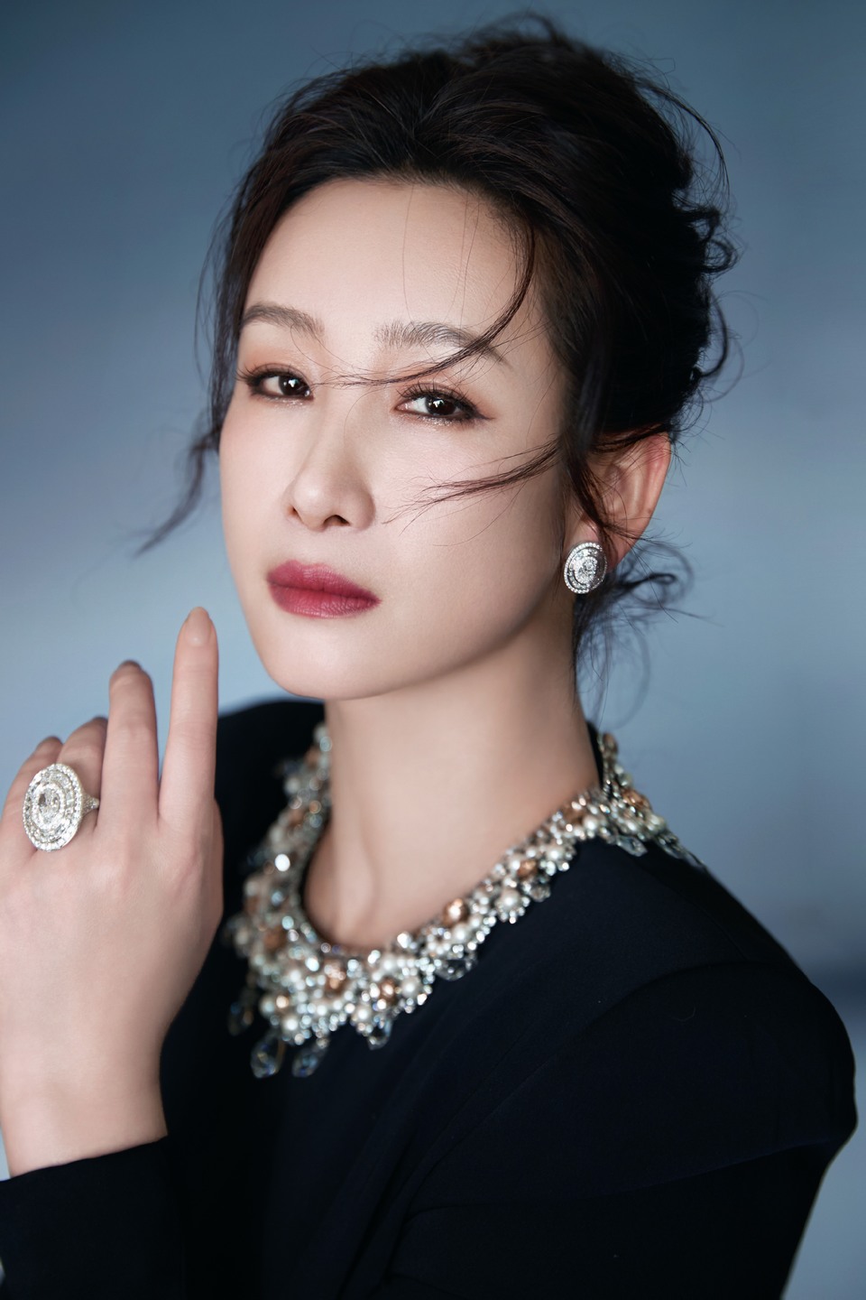 秦海璐光影入镜眼神如诉 探索恣意不拘表达  第6张