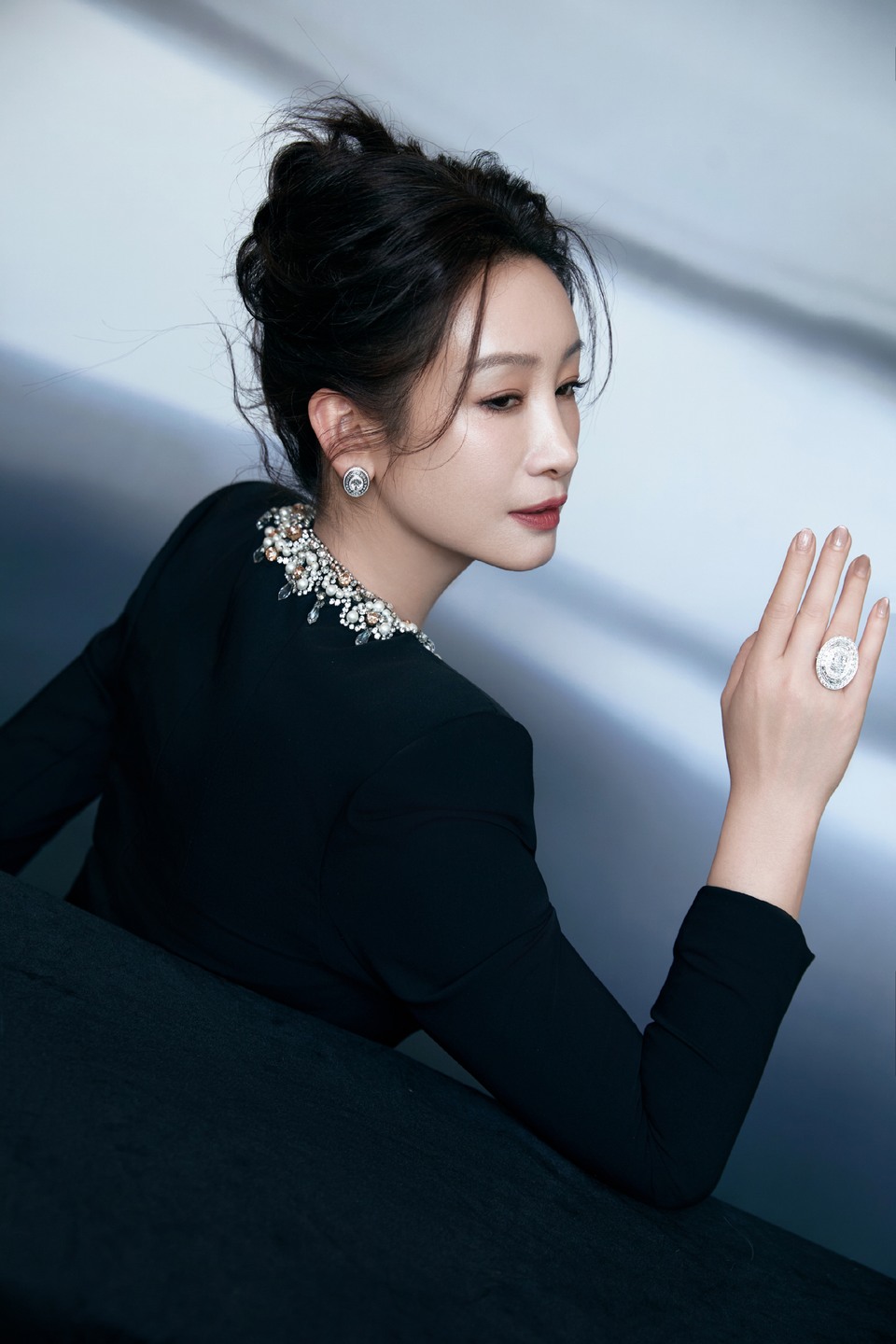 秦海璐光影入镜眼神如诉 探索恣意不拘表达