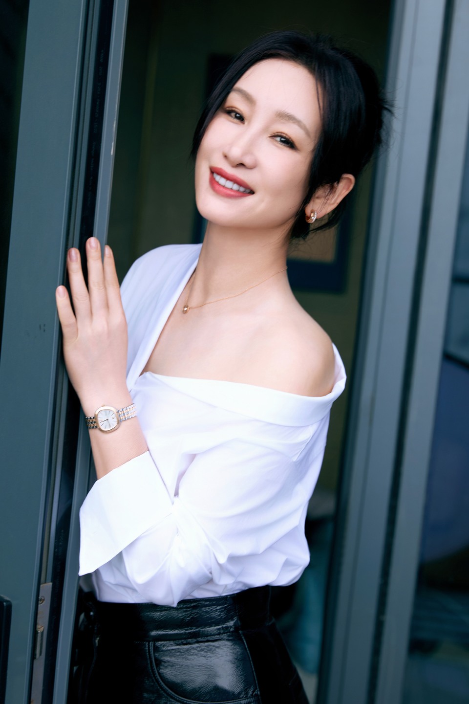 秦海璐穿梭荧屏光影交叠间 定格镜头里的每一帧故事