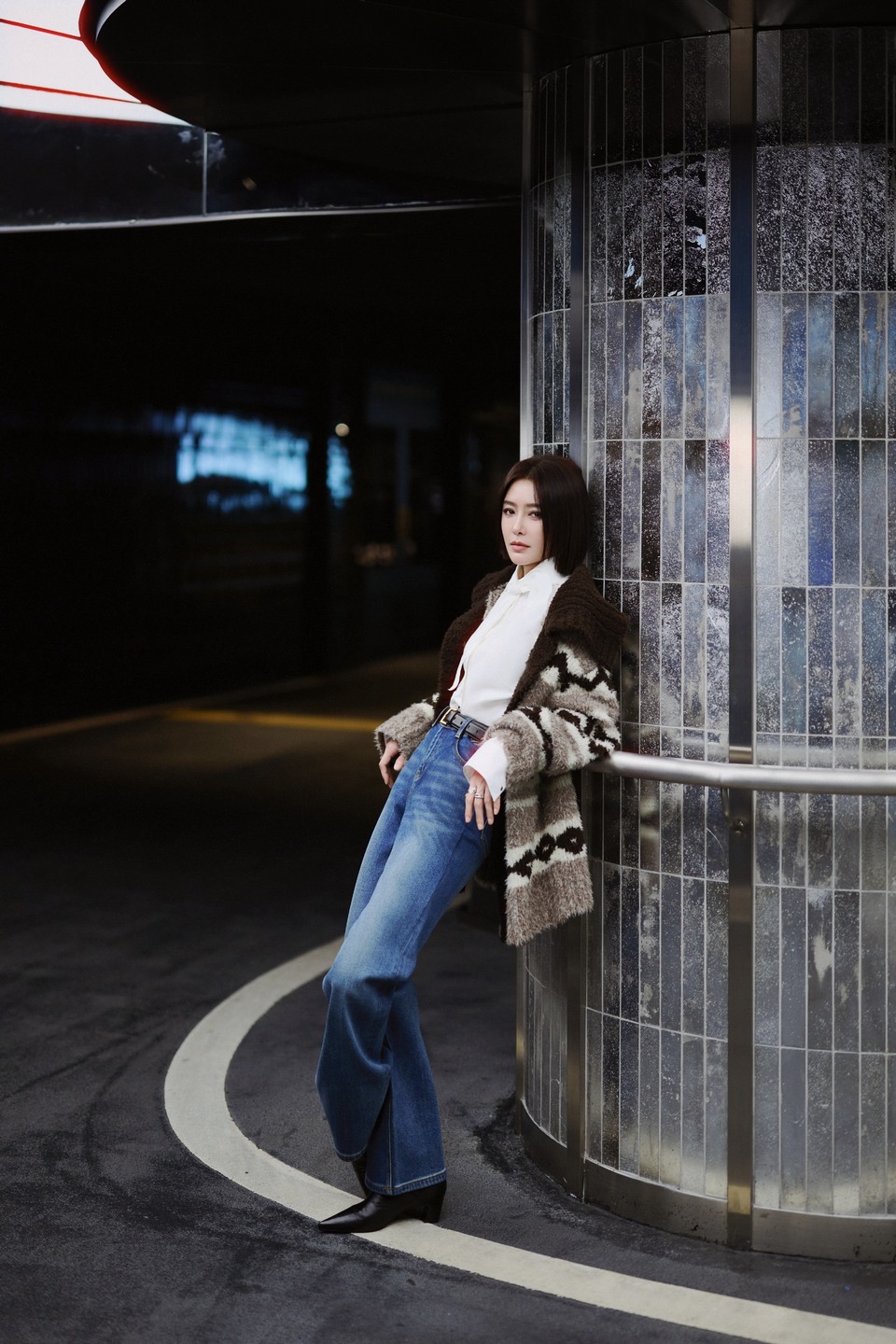 秦岚开启轻暖漫游记 松弛感驾驭永恒经典  第7张